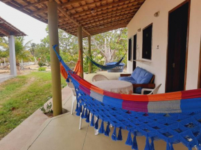 CHALE PERTO DA PRAIA COM DUAS SUITES E VARANDAO